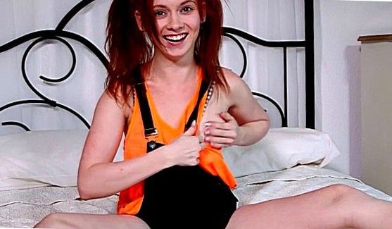 Рука спустилась на шорты между ножек Juliya C
